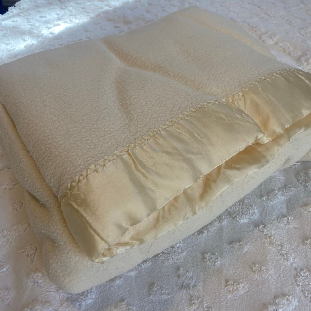 Vintage Blanket Satin Trim Ivory Cream Full Size 70x83 Bedding Throw